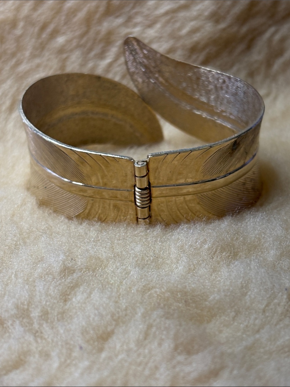 Vintage Gold-Tone Hinge Leaf design Bracelet with Green Stone Accents - Picture 4 of 8